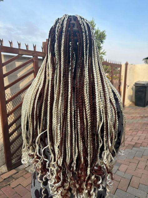 Chunky Highlights Box Braids, Braided Hairstyles Brown And Blonde, Brown And White Knotless Braids, Dark Brown And Blonde Box Braids, Brown And White Peekaboo Braids, Blonde And Brown Hair Braids, Chunky Highlights Braids, Blonde And Brown Braids With Curls, White And Brown Braids