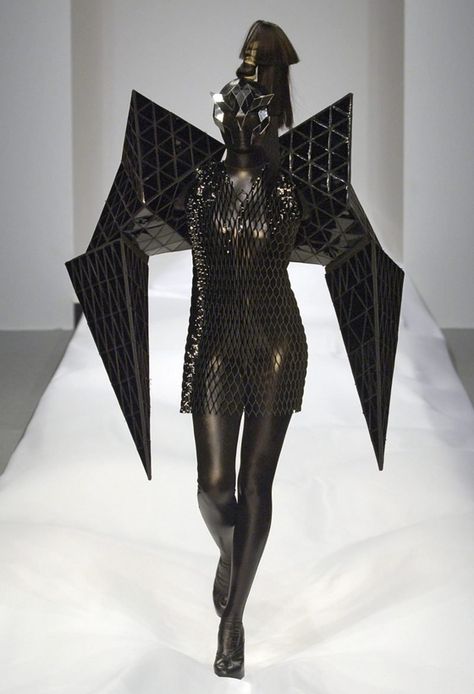 GARETH PUGH. very cool Sculptural Fashion, London Fashion Weeks, Gareth Pugh, Futuristic Fashion, Avant Garde Fashion, Kylie Minogue, Future Fashion, Fantasy Fashion, Dark Fashion