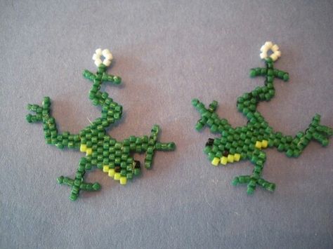 Brick stitch frog pattern Beaded Frog, Pony Bead Projects, Frog Earrings, Frog Pattern, Seed Bead Projects, Frog Crafts, Beautiful Beaded Jewelry, Pony Bead Patterns, Beadwork Designs