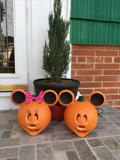 Mickey and Minnie mouse pumpkin Minnie Mouse Pumpkin, Minnie Mouse Birthday Theme, Minnie Mouse Birthday, Disney Mickey, Disney Outfits, Pumpkin Carving, Birthday Theme, Minnie Mouse, Carving