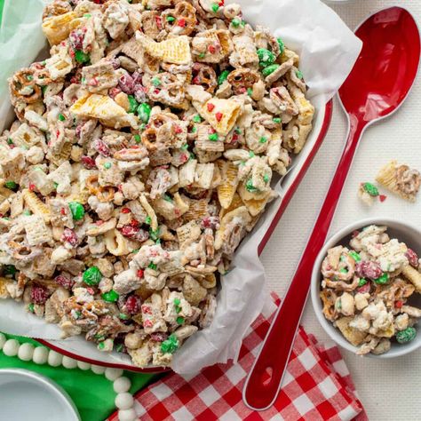 via @eyankimedia Christmas Trash Recipe, Chex Mix Recipes Christmas, White Chocolate Snack Mix, Chex Mix Recipes Sweet, White Chocolate Chex Mix, White Chocolate Christmas, Chex Snack Mix, Christmas Snack Mix, Sweet Chex Mix