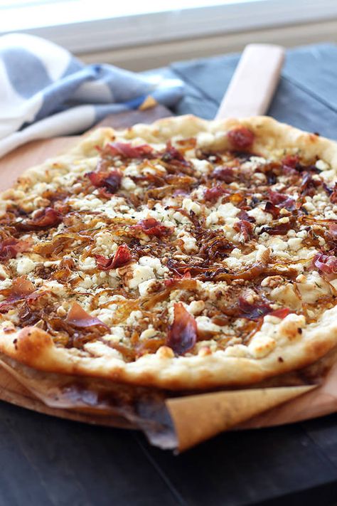 Caramelised Onion Pizza, Carmelized Onion Recipes Meals, Carmelized Onion Pizza Recipe, Procuitto And Fig Pizza, Gf Crust, Goat Cheese And Prosciutto, Gourmet Pizza Recipes, Pizza Gourmet, Prosciutto Pizza