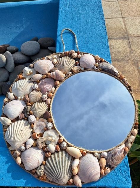 Wall mirror ideas Wall Mirror Ideas, Florida Souvenirs, Themed Bedroom Ideas, Deco Surf, Seashell Art Diy, Beach Themed Bedroom, Seashell Projects, Oneplus Wallpapers, Easy Diy Room Decor