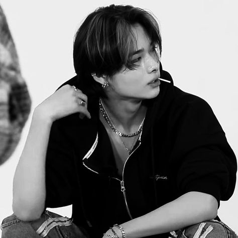 I-land Niki, Funny Looking Cats, 17 Kpop, New Actors, Skz In Cute, Black And White Wallpaper, The Boy Is Mine, Black And White Aesthetic, Black N White