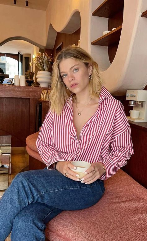 Red Striped Shirt Outfit, Outfits With Striped Shirts, Red Striped Shirt, Strip Blouse, Style Désinvolte Chic, New Street Style, Uni Outfits, Blue Striped Shirt, Modern Feminine