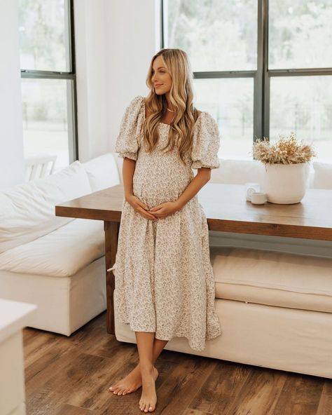 Tori Masters | when is too soon to start decorating for fall? 👀 asking for a friend.. 🍂 | Instagram Tori Masters Outfits, Tori Masters, Maternity Aesthetic, Photoshoot Ideas Maternity, Pregnant Photos, Announcement Pictures, Baby Planner, Decorating For Fall, Simple Room