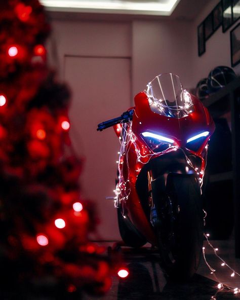 Christmas Motorcycle Pictures, Motor Wallpaper, Christmas Bike, Christmas Motorcycle, Motorcycle Christmas, Moto Ducati, Red Motorcycle, Moto Car, Ducati Multistrada