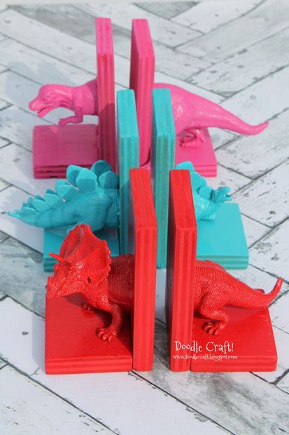 Dinosaur Bookends, Easy Gifts To Make, Upcycled Gifts, Homemade Toys, Diy Gifts For Kids, Deco Originale, Upcycled Crafts, Old Toys, Hot Glue