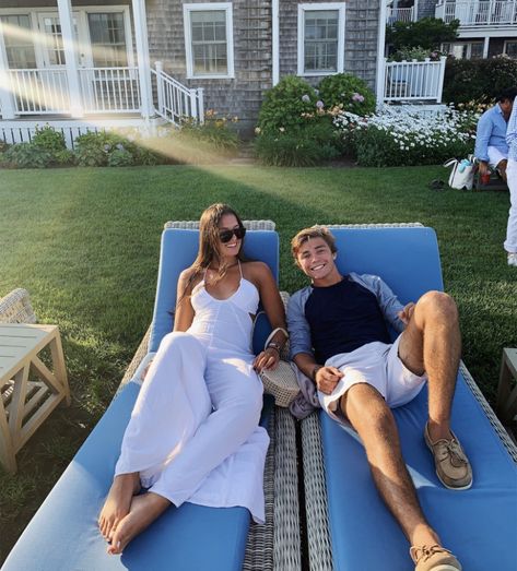 Hamptons Family Aesthetic, Nantucket Mom Aesthetic, Old Money New England Aesthetic, Summer In The Hamptons Aesthetic, Nantucket Couple, Honeymoon In Nantucket, Nantucket Style Homes, Nantucket Summer, Hamptons Summer