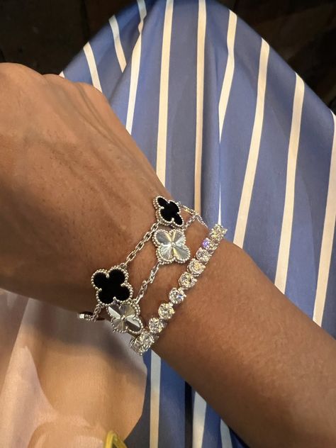 Van Cleef in action! | Page 1285 | PurseForum Jewelry Product Shots, Onyx Bracelet, Classy Jewelry, Vans Shop, Van Cleef, Cute Selfie Ideas, So Cool, Gorgeous Earrings, Luxury Life