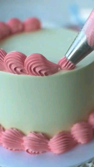 Instagram Vintage Pasta, Bolo Vintage, Cake Decorating For Beginners, Buttercream Cake Decorating, Creative Baking, Simple Cake Designs, Cake Decorating Piping, Mini Cakes Birthday, Creative Cake Decorating