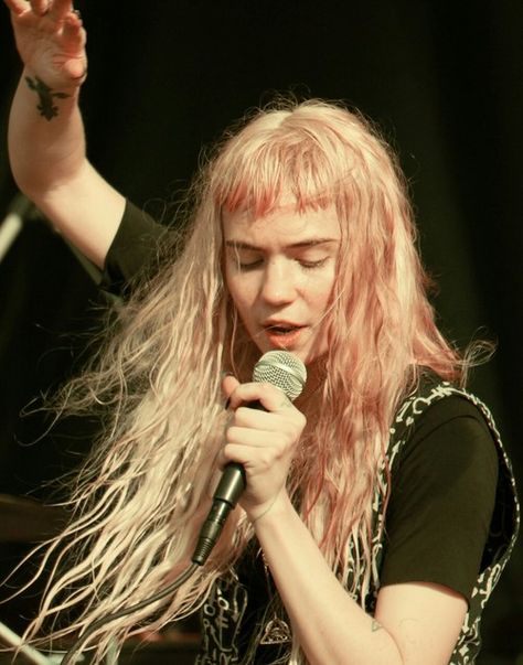 HORROR SHOW Grimes Hairstyle, Claire Boucher, 90s Grunge Hair, Crystal Castles, Grunge Hair, Green Hair, Hairstyles With Bangs, Pretty Hairstyles, Pink Hair