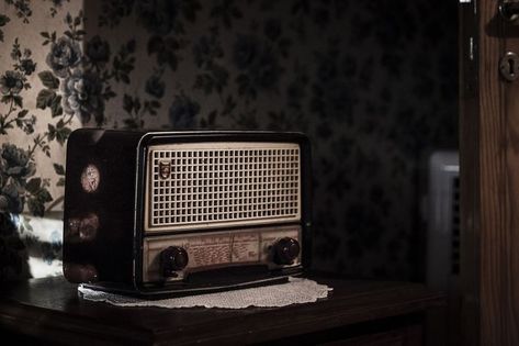 Radio Aesthetic, Red Art Painting, A Streetcar Named Desire, Noir Color, Iphone Dynamic Wallpaper, Retirement Community, Couple Wallpaper, Vintage Radio, Prayer Rug