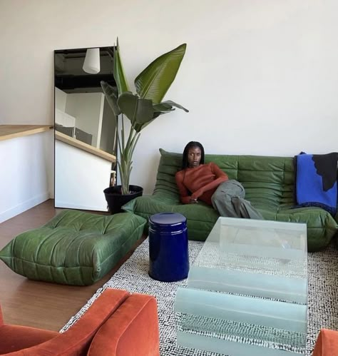 Max Lamb, Green Couch, 아파트 인테리어, Heart Beat, Apartment Inspiration, Living Room Inspo, Apartment Interior, Dream House Decor, Postmodernism