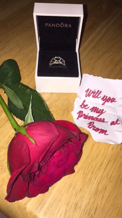 Proposal Ideas Disney, Pandora Princess Ring, Creative Prom Proposal Ideas, Ring Dance, Cute Promposals, Prom Props, Funny Prom, Cute Homecoming Proposals, Pandora Princess