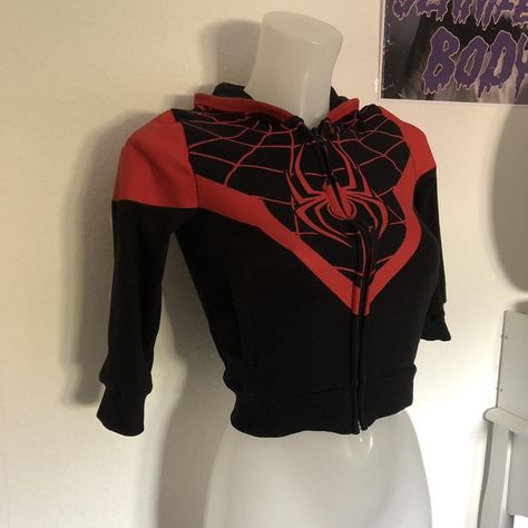 Cropped Spiderman Shirt, Spider Man Merch Aesthetic, Spiderman Crop Top, Spiderman Outfit Ideas, Spiderman Inspired Outfit, Spider Man Print, Spiderman Clothes, Spiderman Hoodie, Spiderman Outfit