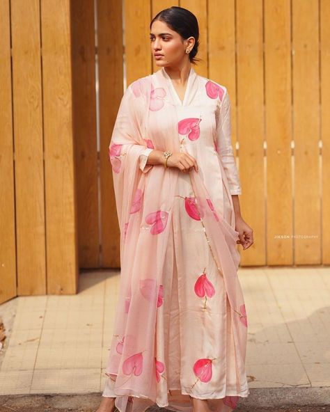 3,669 Likes, 252 Comments - Picchika by Urvashi Sethi (@picchika) on Instagram: “Anthuriums on dusky rosé @_saniya_iyappan_ ♥️ in our Hand painted flamingo flowers in cherry red on…” Painted Flamingo, Georgette Kurtis, Western Glam, Simple Frock Design, Simple Frocks, Simple Kurta Designs, Salwar Designs, Kurti Designs Latest, Kurti Design