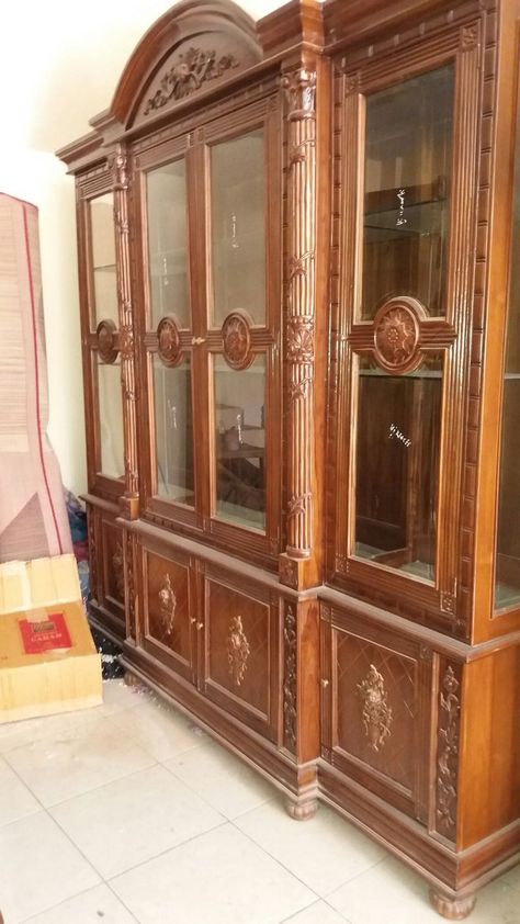 Wooden Showcase Design, Crockery Cabinet, House Decor Simple, Home Decor Dyi, Decorating New Home, Living Room Showcase, Wooden Showcase, Showcase Decoration, Bed Furniture Set