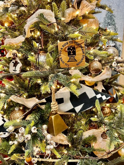 Dutton Family Christmas Yellowstone Christmas Tree, Ranch Theme Christmas Tree, Old West Christmas Tree, Rustic Canin Themed Christmas Tree, Yellowstone Christmas, Christmas Tree Western, Dutton Family, Theme Christmas Tree, Christmas Decorations Ideas