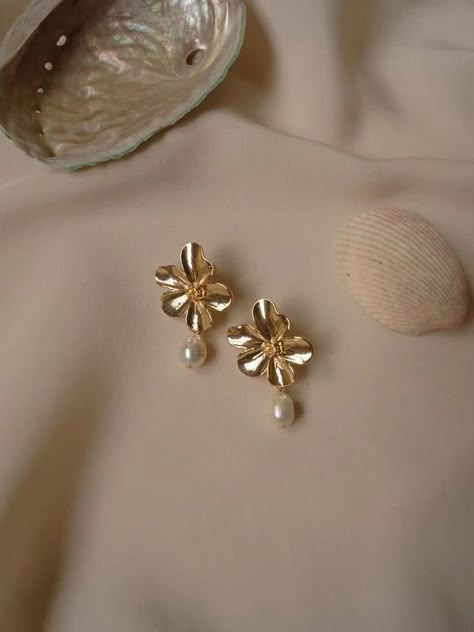 ✦ Note: All images are sourced from various creators and are shared for inspiration only.✦ Elegant Earrings Classy, Gabi The Label, Grandmother Jewelry, Pearl Earrings Gold, Golden Flower, Jewelry Tags, Baby Jewelry, Classy Jewelry, Pearl Earring