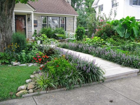 Garden Landscaping Design Ideas, Walkway Landscaping, Driveway Landscaping, Landscaping Inspiration, Garden Wallpaper, Garden Walkway, Front Landscaping, Landscaping Supplies, Front Lawn