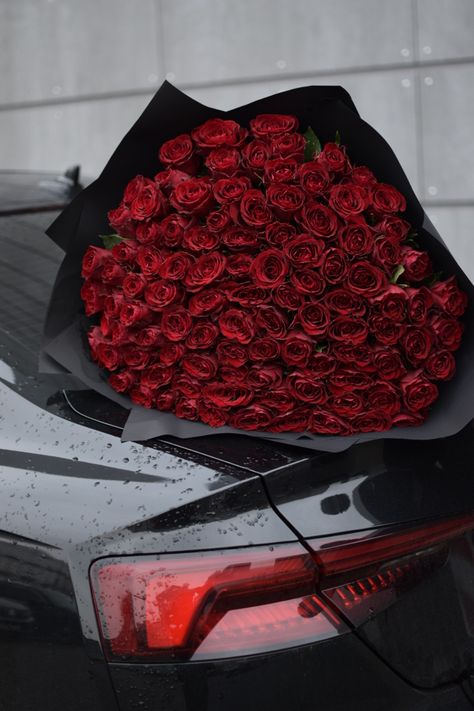 Gajry Phool, Roses Bouquet Gift, Luxury Bouquet, Luxury Flower Bouquets, Red Hair Inspo, Makeup For Black Skin, Simple Iphone Wallpaper, Nothing But Flowers, Holding Flowers