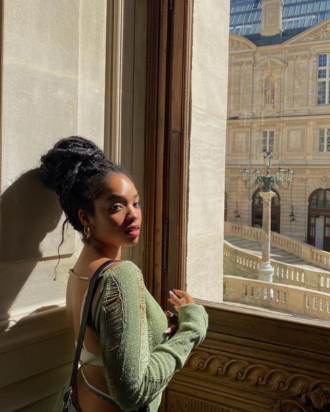 A black woman stands in golden hour at the louvre museum in Paris Shotting Photo, European Girls, Black Femininity, Aesthetic Black, Classy And Fabulous, Insta Photo Ideas, Brown Skin, Everyday Look, Photo Inspiration