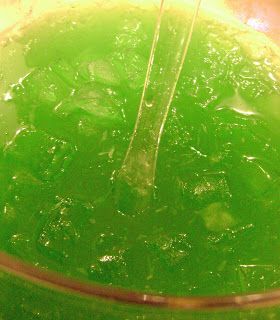 Green Punch Recipe, Green Punch Recipes, Sherbet Punch Recipes, Christmas Drinks Recipes, Green Punch, Bug Juice, Lime Powder, Christmas Punch Recipes, Holiday Punch