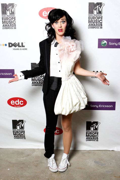 The dual-gender getup is in tune with the singer's quirky personality at the 2008 MTV Europe Music Awards.   - ELLE.com Katy Perry Halloween Costume, Katy Perry Halloween, Katy Perry Costume, Katy Perry Outfits, Jacques Demy, Katy Kat, Katy Perry Hot, On The Red Carpet, Different Outfits