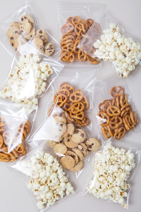 Individually Wrapped Snack Table, Wedding Food Snacks, Prepackaged Party Food Ideas, Snacks Bags Ideas, Event Goodie Bag Ideas, Wedding Snack Box Ideas, Snack Wedding Reception, Mini Treat Bags, Packaged Snacks For Party