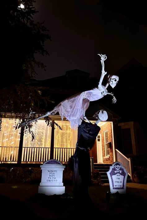 You'll Have the Time of Your Life Looking at This Dirty Dancing Halloween Lawn Decor Funny Halloween Lawn Decorations, Skeleton Lawn Decorations, Halloween Dancing Skeletons, Skeleton House Halloween, Halloween Lawn Decor, Scary Halloween Decorations Outdoor Diy, Skeleton Pics, Halloween Lawn Decorations, Joseph Lee