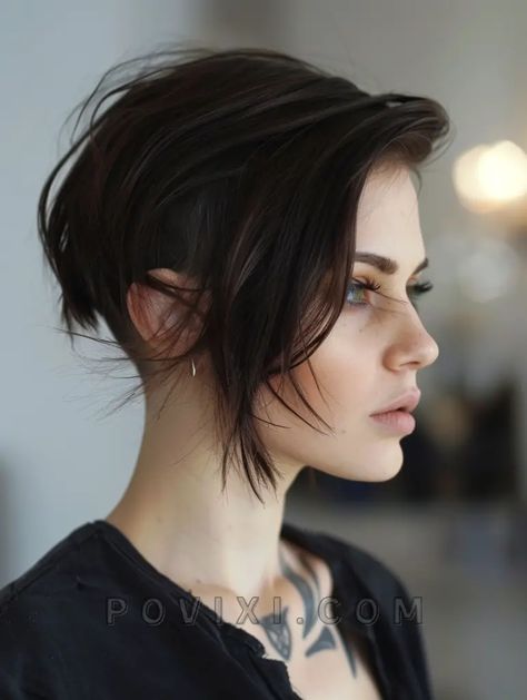 Short Bob with Undercut 2024: 32 Hairstyles for Straight or Curly Hair with Shaved Sides and Bangs Short Hair With Undercut Women, Side Shaved Hairstyles, One Side Shaved Hairstyles, Hair With Shaved Sides, Bob With Undercut, Asymetrical Haircut, Short Bob With Undercut, Straight Or Curly Hair, Shaved Bob