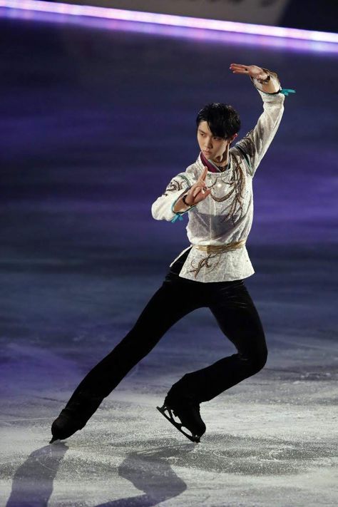 Ice Skating Yuzuru Hanyu, Skating Poses, Male Figure Skaters, Stars On Ice, Skater Boy, Olympic Champion, Yuzuru Hanyu, Character Poses, Dynamic Poses