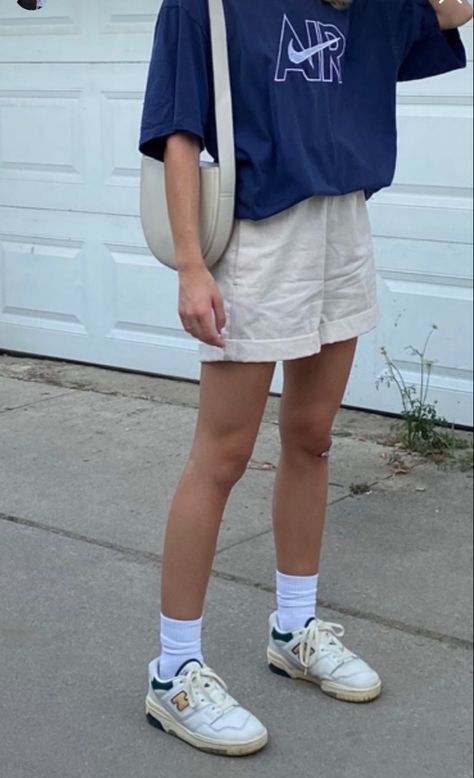 Baggy Sports Wear, Levi’s Tshirt Women Outfit, Retro Sporty Outfits, Summer Outfits California Style, White Baggy Shorts Outfit, Baggy Shorts Women Outfit, Creme Shorts Outfit, Denim Mini Skirt Outfit Midsize, Minimalist Aesthetic Outfit Summer