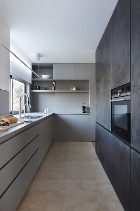 Modern Minimal Kitchen, Long Narrow Kitchen, Minimal Kitchen Design, Grey Kitchen Designs, Narrow Kitchen, Kabinet Dapur, Modern Kitchen Interiors, Kitchen Design Decor, Grey Kitchens