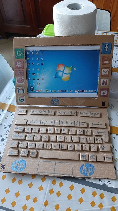 Cardboard Computer Diy, Paper Laptop Craft, Cardboard Computer, Easy Kids Art Projects, Cardboard Crafts Kids, Carton Diy, Computer Projects, Cardboard Crafts Diy, Easy Paper Crafts Diy