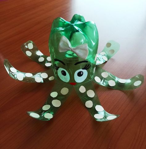 Recyclable Sea Creatures, Recycled Octopus Craft, Sea Animals From Recycled Materials, Animal Made From Recycled Material, Animal From Recycled Materials, Plastic Bottle Fish Craft, Recycled Fish Craft, Octopus Diy Craft, Recycled Animal Projects