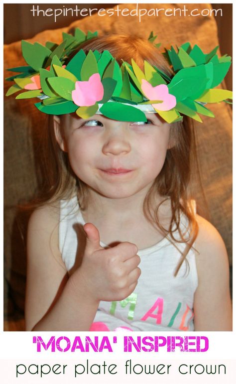 Moana inspired paper plate leaf and flower crown. Kid's arts and craft. Construction paper headpiece for dress up and pretend play. Paper Headpiece, Luau Crafts, Moana Crafts, Hawaii Crafts, Construction Paper Flowers, Hawaii Theme, Hawaiian Crafts, Crown Crafts, Luau Theme