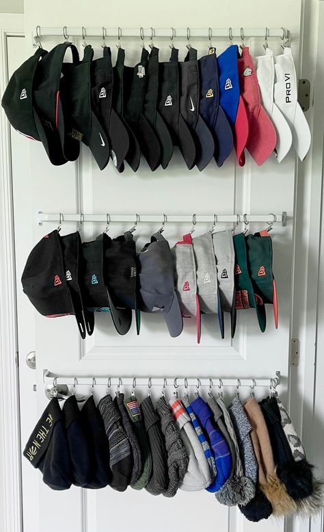 Hat storage and organizer using inexpensive curtain rods and curtain hangers on the back of a closet door. Cute Hat Storage Ideas, Hat Storage Wall, Trucker Hat Storage Ideas, Kids Hat Storage, How To Organize Hats, Hats Organizer Ideas, Beanie Organization Ideas, How To Store Hats, Closet Hat Organization