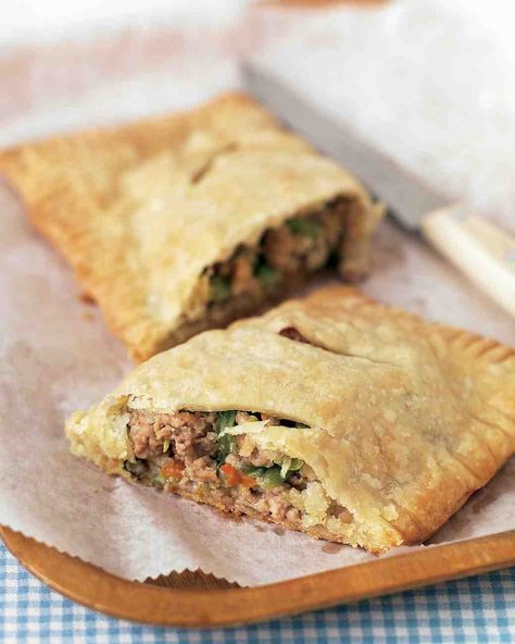 Turkey and Vegetable Hand Pies http://www.marthastewart.com/313340/turkey-and-vegetable-hand-pies Pies Savory, Small Pies, Irish Beef, Comfort Dinner, Hand Pie Recipes, Savory Pies, Healthy Recipies, How To Cook Potatoes, Savory Pie