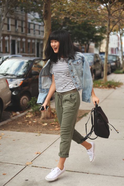 Instagram: @jennifhsieh || Denim Jacket, Striped Crop Top, Olive Green Pants, White Converse Sneakers, Black Mini-Backpack || #Fall #Fashion #Outfit Green Pants Striped Shirt Outfit, Olive Green Cropped Pants Outfit, Green Capris Outfit, Olive Chinos Outfit Women, How To Style Olive Green Pants, Olive Joggers Outfit, Green Pants White Top, Stripes Top Outfit, How To Style Green Pants