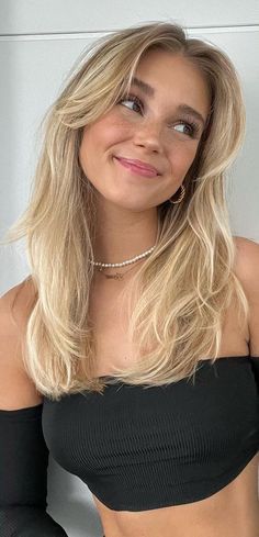 Cute Bangs For Oval Face, Beige Blonde Curtain Bangs, Curtain Bangs Example, Curtain Bangs On Long Blonde Hair, Curtain Bangs With Angles, Cute Hair With Curtain Bangs, Haircuts For A Side Part, Mom Curtain Bangs, Straight Haircut Curtain Bangs