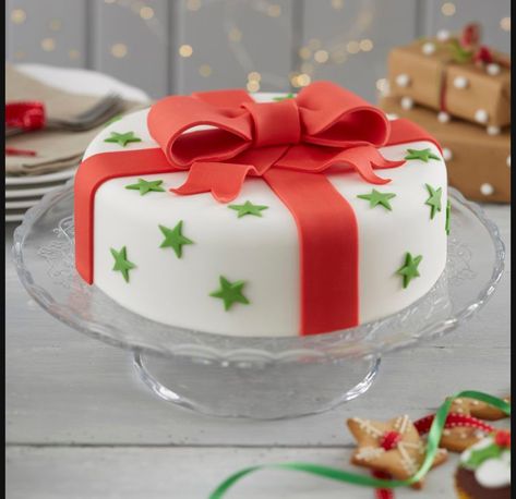 Fondant Christmas Cake, Christmas Cake Decoration, Cake Decoration Ideas, Christmas Cakes Easy, Present Cake, Xmas Desserts, Christmas Cake Designs, Traditional Bow, Christmas Cake Decorations