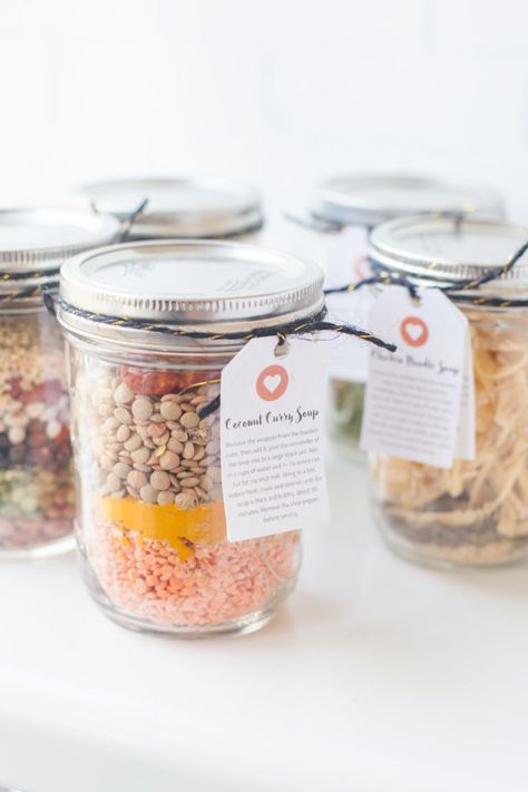 These homemade canning jar soup mixes are the perfect frugal holiday gift! We have six different flavors for everyone on your list. #diyfoodgift #soupmixesinajar Homemade Soup Mix, Jar Food Gifts, Mason Jar Soup, Coconut Curry Soup, Soup In A Jar, Mason Jar Meals, Christmas Food Gifts, Curry Soup, Mason Jar Gifts