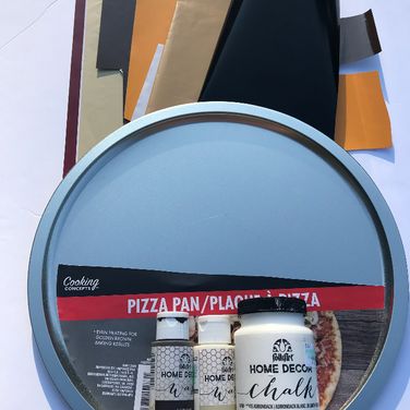 Fall Dollar Tree Pizza Pan Craft Candle Makeover, Diy Popsicle Stick Crafts, Aluminum Crafts, Dollar Tree Hacks, Spoon Crafts, Fall Decor Diy Crafts, Door Signs Diy, Coffee Crafts, Pan Pizza