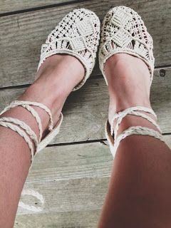 Thrifty Fashion, Macrame Clothes, Diy Sandals, Fashion Shoes Sandals, Crochet Sandals, Boho Sandals, Macrame Patterns Tutorials, Macrame Bag, Macrame Decor