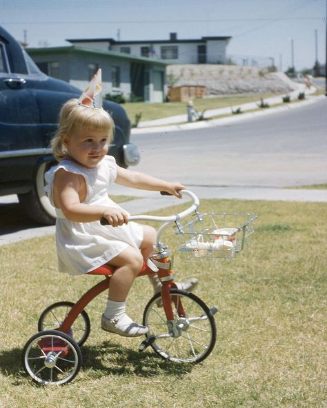 1950s Kids, Those Were The Days, Perspective Drawing, Vintage Color, Vintage Pictures, Tricycle, Vintage Colors, Future House, Old Photos