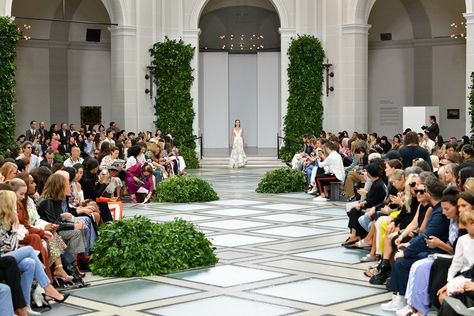 Runway Architecture, Abandoned Subway Station, Fashion Show Runway Stage, Fashion Show Set Design, Fashion Show Stage Design, Zendaya Model, Abandoned Subway, Ralph Lauren Fashion Show, Catwalk Design