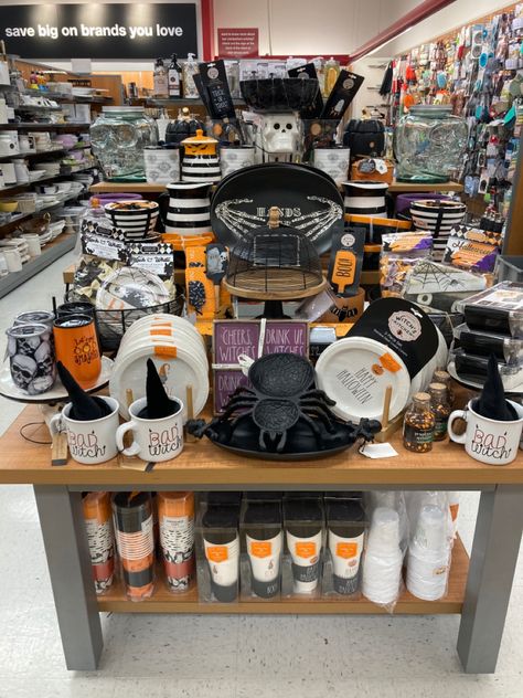 Tjmaxx Merchandising, Marshalls Halloween, Tj Maxx Halloween, Endcap Display, Halloween Store Display, Bath Towels Display, Visual Merchandising Display, Tj Maxx Decor, Towel Display