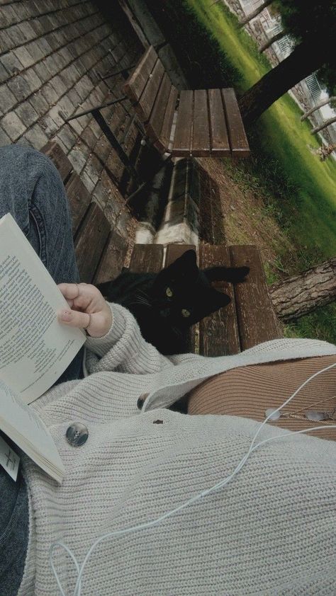 Reading Ambiance, Cottagecore Pictures, Aesthetic Grunge Tumblr, Reading Motivation, Library Aesthetic, Artsy Photos, Study Aesthetic, Book People, Reasons To Live